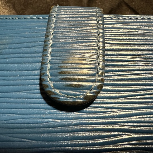 Louis Vuitton Blue EPI wallet. Kisslock coin area Authenticate. View pictures - Picture 2 of 16
